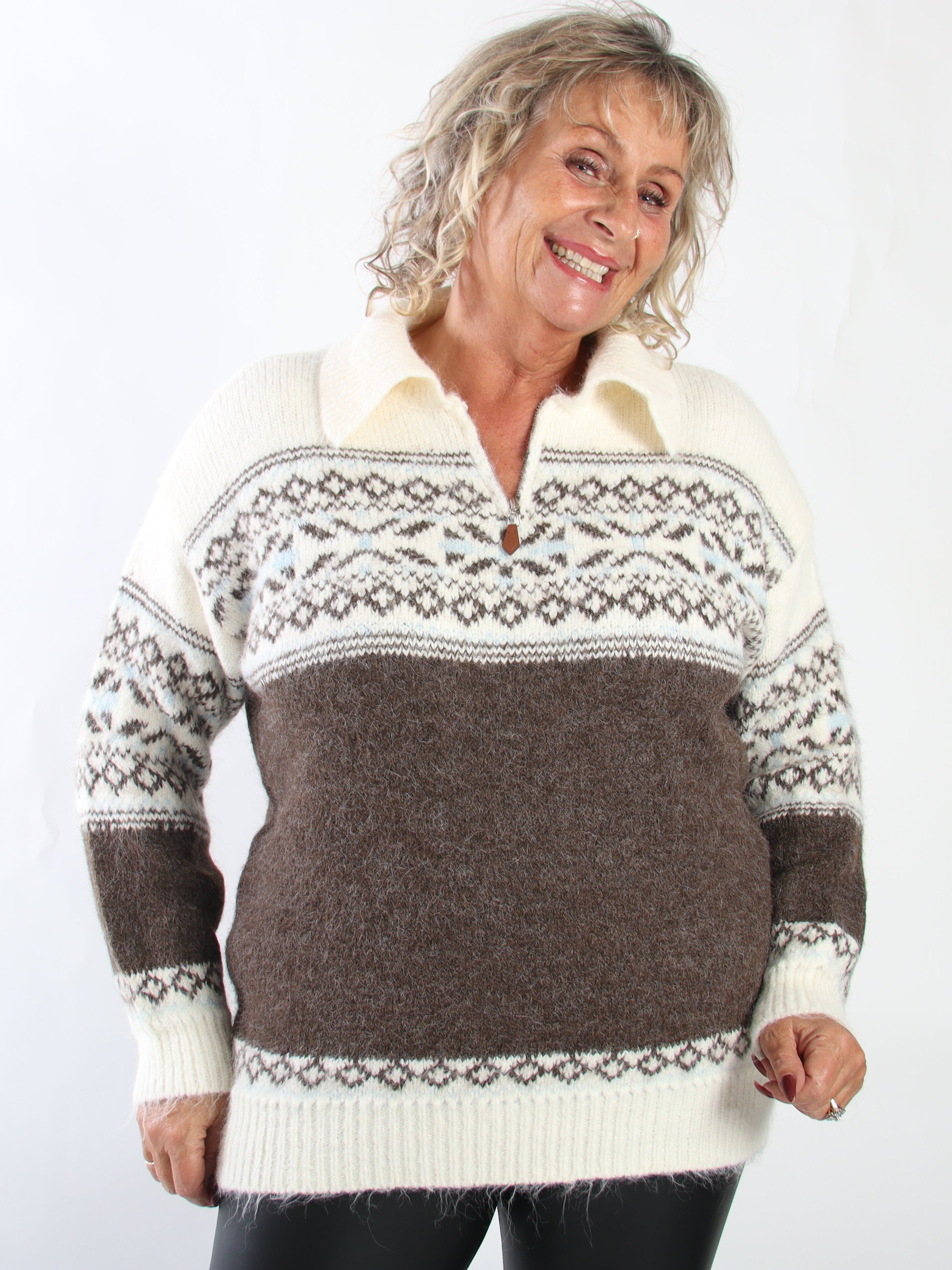Asta - Varm och skön stickad tröja i plus size med snyggt mönster, fin krage och dragkedja i halsen
